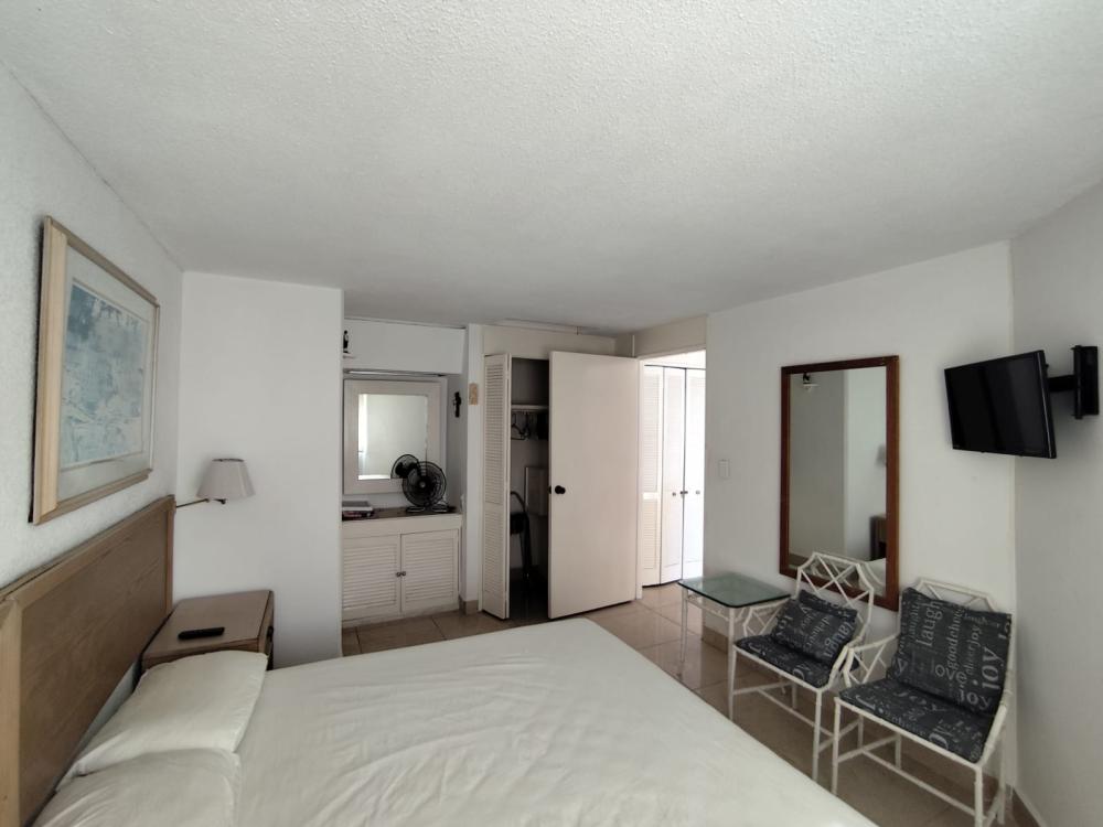 Dormitorio con closet